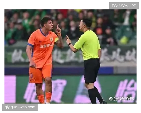 延迟举旗判罚规则解析：裁判为何允许犯规现场延时判罚？