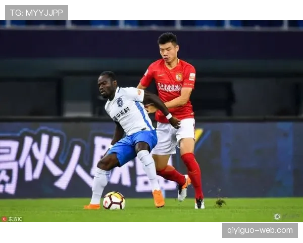 助理裁判举旗判罚时机，如何准确把握越位与犯规界限？