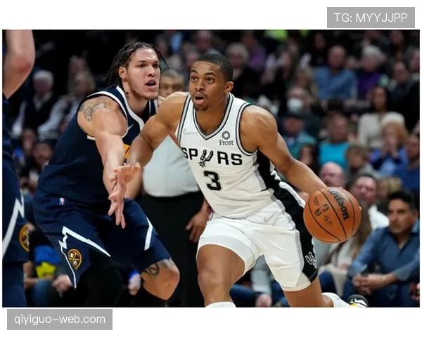 凯尔登·约翰逊无球跑动拉开空间，提升马刺外线进攻效率